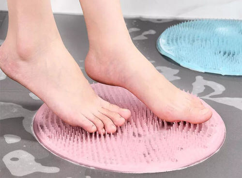 This massage cushion brush has silicone thorn, non-slip design, exfoliation, massage and anti-slip function. It can be attached to a smooth wall and used to massage your back while you take a shower. It is the best bathing product for the elderly, pregnant women and patients.